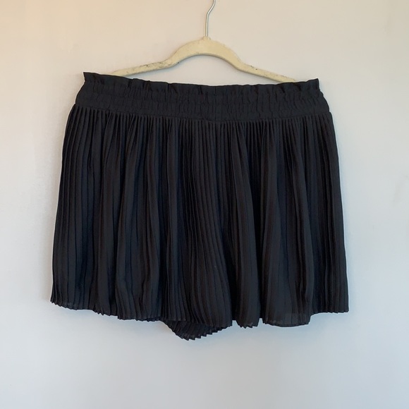 Zara black pleated stretchy shorts - Picture 3 of 7